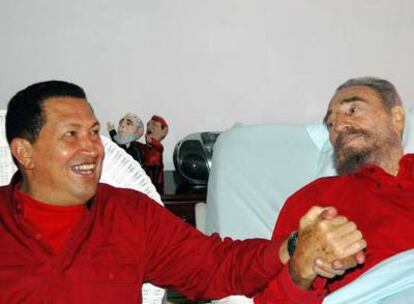 El presidente venezolano en una visita al líder cubano Fidel Castro que tuvo lugar el pasado 13 de agosto.