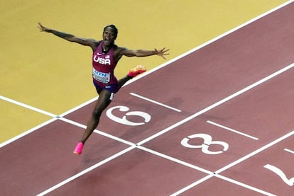 Sha'Carri Richardson cruza la línea final de los 100 metros mirando al cielo.