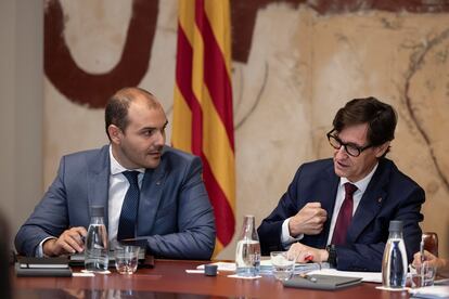 El consejero de Presidencia, Albert Dalmau, a la izquierda, junto con el presidente de la Generalitat, Salvador Illa, en una reunión del Consejo Ejecutivo del Govern, a finales de agosto.