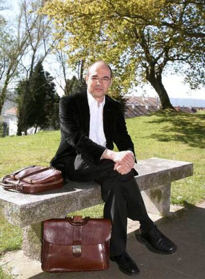 Francisco Jorquera posa para la entrevista en un parque de Santiago.