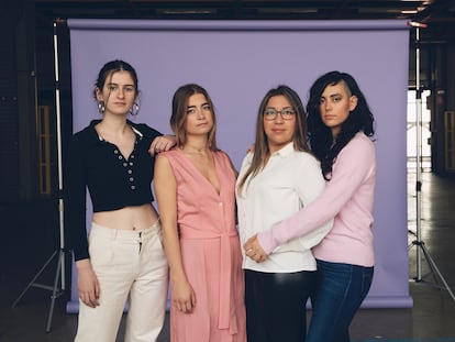Desde la izquierda, las activistas Luisa Diezma, María Laín, Houda Akrikez y Laura Reboul.