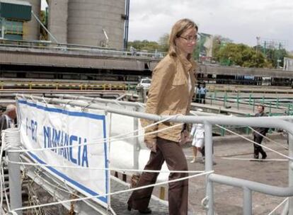 La ministra de Defensa, Carme Chacón, accede a la fragata <i>Numancia,</i> atracada en el puerto de Mombasa.