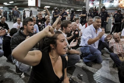 Un grupo de manifestantes, en la estaci&oacute;n de trenes de Atocha a primera hora de hoy, durante la jornada de huelga contra la liberaci&oacute;n del sector ferroviario, que llevan a cabo hoy los trabajadores de Renfe en todo Espa&ntilde;a. 