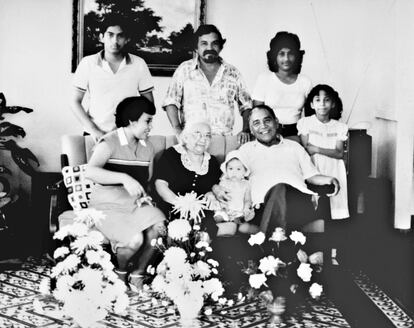 Barranquilla (Colômbia) 27-10-1982.- Os pais do Prêmio Nobel de Literatura, Gabriel García Márquez, posam junto a seus demais filhos e netos em sua casa da Colômbia. Gabriel García e Luisa Márquez receberam com alegria a notícia da concessão da premiação.