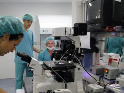 Ensayos clínicos en un laboratorio. 