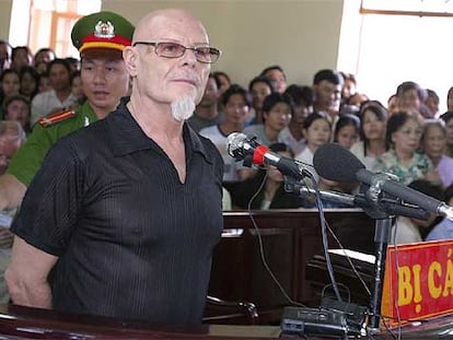 Gary Glitter escucha la sentencia de su condena a tres años de cárcel por abuso de menores en Vietnam.