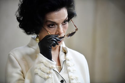 La presencia de la actriz nicaragüense Bianca Jagger ha sorprendido a muchos de los presentes. Vistió un 'look' de capas de diferentes estilos: un conjunto pijamero, un abrigo largo y unas zapatillas de deporte.