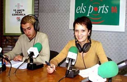 Venjamin y Roxana, en la emisora de la SER en Els Ports en la que hacen un programa para los inmigrantes rumanos.