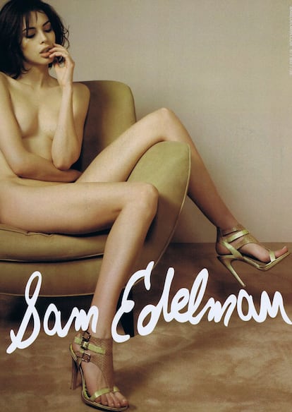 La modelo Charlotte Kemp Muhl posando en la campaña primavera-verano 2011 de Sam Edelman.