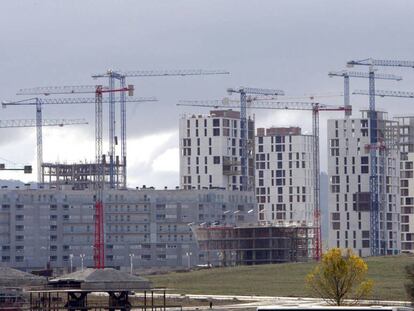 En la imagen, varios edificios de viviendas en construcci&oacute;n. EFE/Archivo