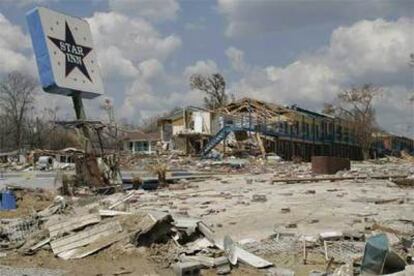 Destrozos provocados por el huracán Katrina en un aparcamiento de la localidad de Biloxi (Misisipi).