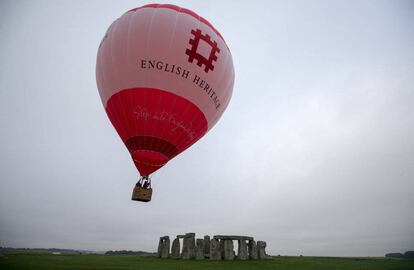 Un globo aerostático vuela sobre el antiguo monumento neolítico de Stonehenge (Inglaterra).