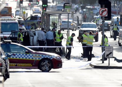 Trabajos en la escena del atropello masivo en Flinders Street en Melbourne (Australia).