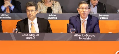 José Miguel García, nuevo consejero delegado de Euskaltel, y Alberto García Erauzkin, presidente de la operadora, durante la junta de accionistas de este miércoles.