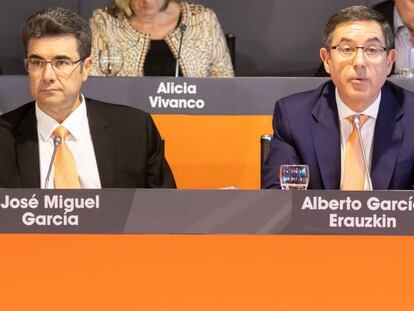 José Miguel García, nuevo consejero delegado de Euskaltel, y Alberto García Erauzkin, presidente de la operadora, durante la junta de accionistas de este miércoles.