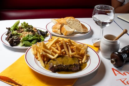 El entrecot en salsa de hiervas con papas a la francesa.