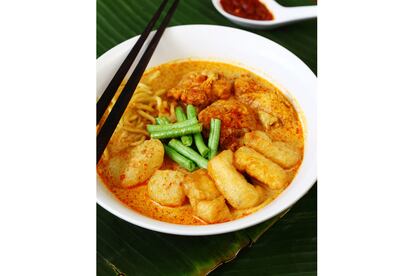 Entre los platos más achicharrantes de Singapur está el llamado curri del diablo, una combinación de carnes (cerdo o pollo con salchichas) cocinadas en una abrasadora pasta de chile que incluye nuez de India, jengibre y limoncillo, así como la popular sopa Laksa lemak (en la foto), con marisco, coco y fideos de arroz, aderezada con especias de la región.