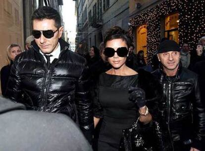 Victoria Beckham acompañada ayer por Domenico Dolce, a la izquierda, y Stefano Gabbana en Milán.