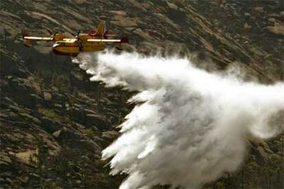 Un hidroavión trabaja esta mañana en la extinción del fuego en Carnota.