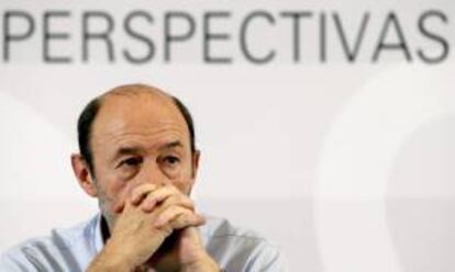 El secretario General del PSOE, Alfredo Pérez Rubalcaba , durante a la clausura de la jornada "Horizonte 2020: Perspectivas para la ciencia española" organizada por el Grupo de Socialistas y Demócratas del Parlamento Europeo en un hotel de Madrid.