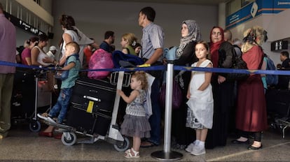 Refugiados sirios en Líbano embarcando hacia España para ser reasentados.