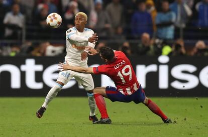 Clinton Njie (izquierda) y Lucas Hernández pelean por el balón.