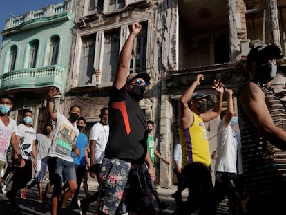 Manifestantes gritan consignas contra el Gobierno en la protesta del 11 de julio en La Habana.