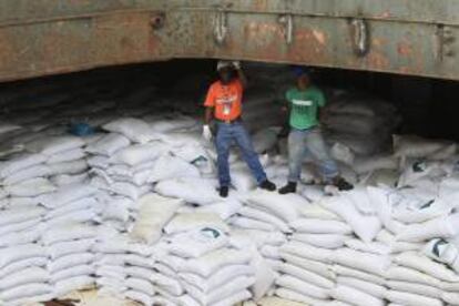 Fotografía donde se ve dos hombres en una bodega del barco de bandera norcoreana Chong Chon Gang en el cual las autoridades de Panamá hallaron el lunes "material bélico" y que está atracado en el muelle de Manzanillo de la caribeña ciudad de Colón (Panamá). EFE/Archivo