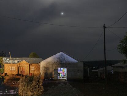 Una misa vespertina en la Iglesia Pública de la Gracia de Camerún de Meiganga, una localidad del este de Camerún, en la frontera con la República Centroafricana. En los alrededores de esta población y de otras de la zona existen múltiples minas excavadas de manera artesanal. No obstante, el Gobierno camerunés estima que la cantidad de oro que se obtiene actualmente en el país no llega al 40% de lo que en realidad existe bajo tierra.