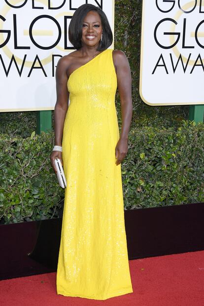 Viola Davis, ganadora en la categoría de Mejor Actriz Secundaria por Fences, estaba muy favorecida con vestido amarilo asimétrico.