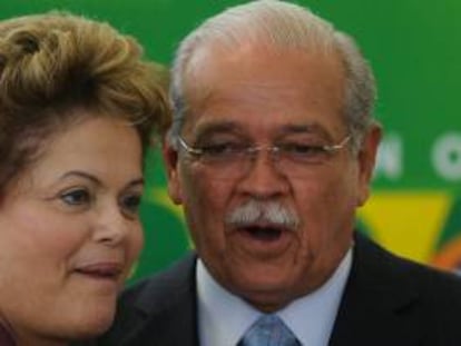La presidenta brasileña, Dilma Rousseff, y el ministro de Transportes, César Borges. EFE/Archivo