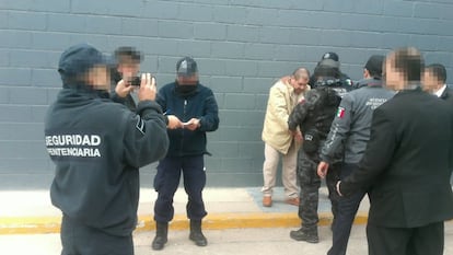 El narcotraficante mexicano Joaquín 'El Chapo' Guzmán es visto hoy, jueves 19 de enero de 2017, momentos antes de su salida del penal de Ciudad Juárez (México) para su extradición a los Estados Unidos, donde será presentado ante los tribunales de Nueva York.