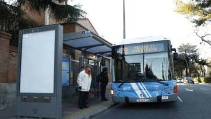 Un autobús de la EMT en una parada de Madrid.