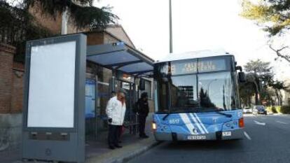 Un autob&uacute;s de la EMT en una parada de Madrid.