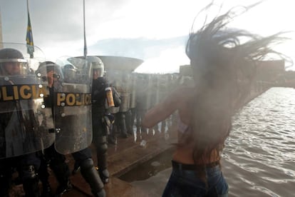 Manifestante diante da PM durante ato contra a PEC do Teto em Brasília.