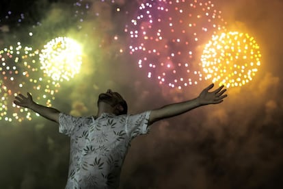 Un hombre celebra en la playa de Copacabana, en Río de Janeiro, Brasil.