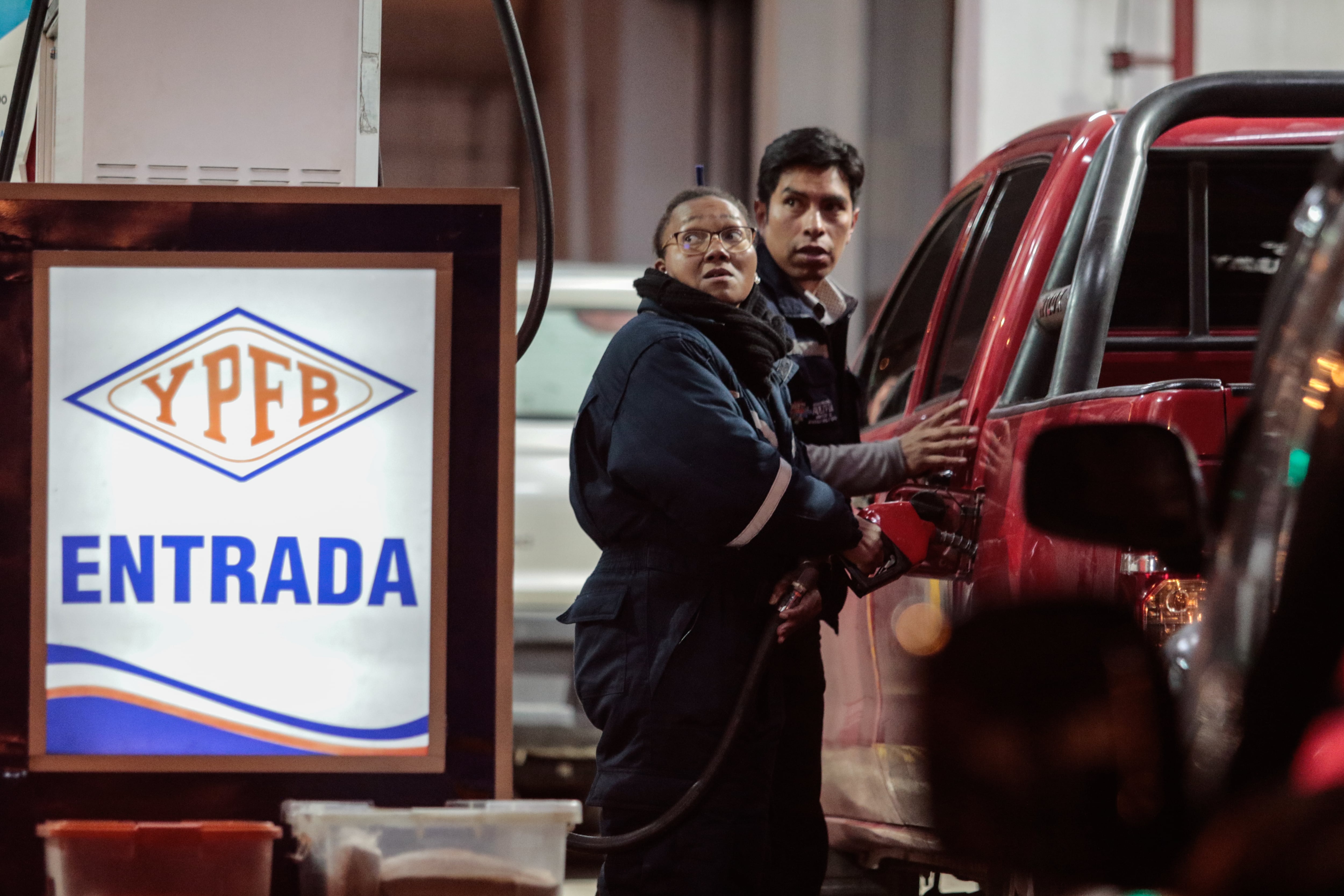 Paz denuncia una red de robo y adulteración de gasolina dentro de la petrolera estatal de Bolivia