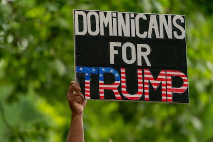 Un seguidor de Trump lleva un letrero que lee 'Dominicanos por Trump', durante el evento de este jueves.