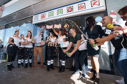 Empleados de la gasolinera La Chasnera, en el municipio tinerfeño de Granadilla de Abona, celebran haber vendido el Gordo. 