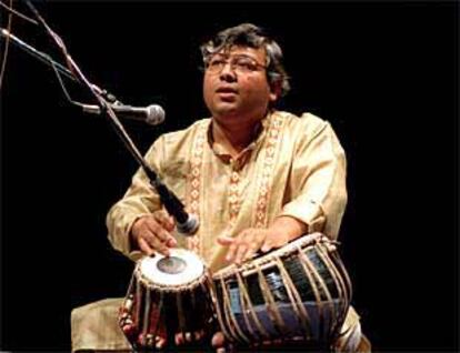 El percusionista Shiv Shankar Ray, durante su actuación en el festival internacional Ritmo Vital 2001.