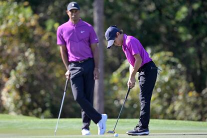 Tiger Woods mira a su hijo Charlie jugar este sábado en la primera ronda del PNC Championship, en Orlando.