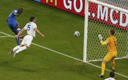 Balotelli cabeceia para fazer o segundo gol da Itália.