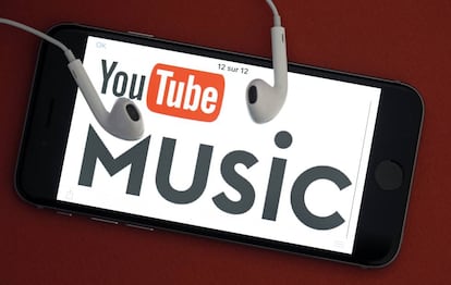 Un móvil muestra el logotipo de YouTubeMusic, hoy en París. 