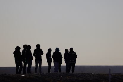 Un grupo de personas observa la escena de un crimen en México, este mes.