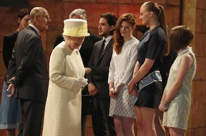 Isabel II, junto a parte del elenco de 'Juego de tronos'.