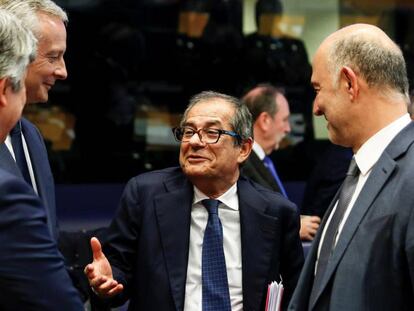 El ministro de Finanzas italiano, Giovanni Tria, junto al comisario de Asuntos Económicos, Pierre Moscovici en el último Eurogrupo.