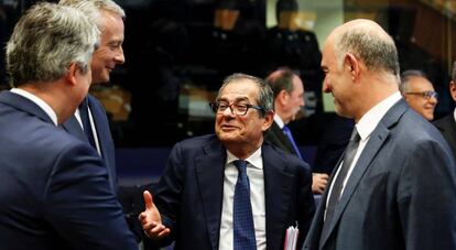 El ministro de Finanzas italiano, Giovanni Tria, junto al comisario de Asuntos Económicos, Pierre Moscovici en el Eurogrupo.