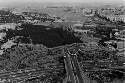 Vista aérea desde el Pirulí de las obras y trazado de la prolongación de la calle de O'Donnell de Madrid, el 5 junio de 1991, antes de la construcción del túnel bajo el parque de Los Pinos de La Elipa.