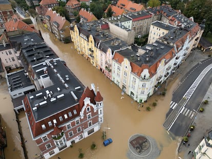 Imagen de un drone donde se muestra una zona inundada cerca del río Nysa en Nysa Klodzka (Polonia), este lunes. 