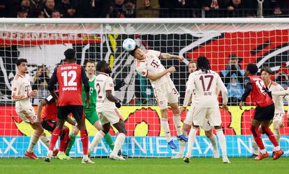 Kim Min-jae despeja un balón del área del Bayern, este sábado en el Bay Arena de Leverkusen.